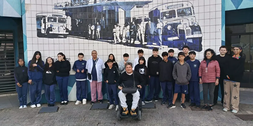 Três turmas do oitavo ano do ensino fundamental visitaram a exposição ‘Schimaneski: Horizontes, Raízes e o Olhar Naïf’
