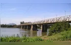 Mulher é resgatada após situação de risco em ponte sobre o Rio Iguaçu