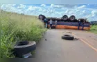 Acidente entre caminhão e carro deixa três mortos em rodovia do Paraná