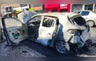 Carro de aplicativo pega fogo no Centro de Curitiba e assusta moradores