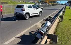 Moto bate na traseira de carro e deixa dois jovens feridos na BR-277