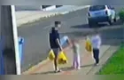 Vídeo mostra pai chutando filha de 3 anos em via pública em Francisco Beltrão