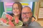 Emocionante: Repórter de PG surpreende filha com homenagem na escola
