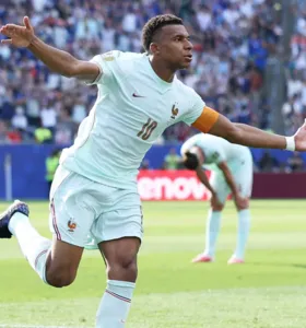 Kylian Mbappé marcou o primeiro gol aos 15 minutos do segundo tempo e, cinco minutos depois, deu assistência para Ousmane Dembélé ampliar o placar