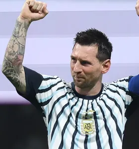 Messi comemora vitória da Argentina sobre o Egito