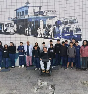 Três turmas do oitavo ano do ensino fundamental visitaram a exposição ‘Schimaneski: Horizontes, Raízes e o Olhar Naïf’
