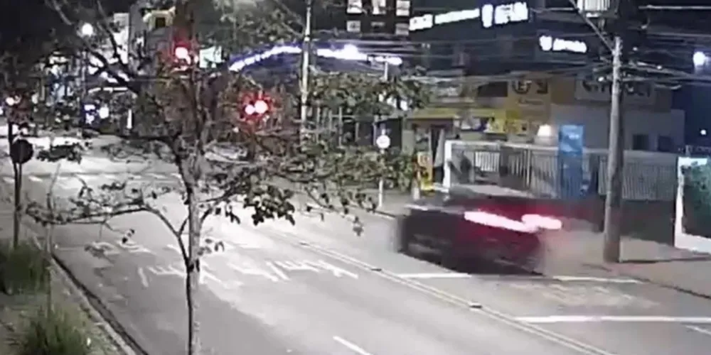 O acidente aconteceu no cruzamento da Avenida do Batel com a Rua Francisco Rocha