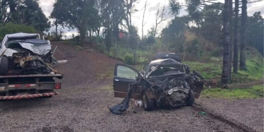 Os veículos envolvidos na colisão frontal ficaram completamente destruídos às margens da PRC-280