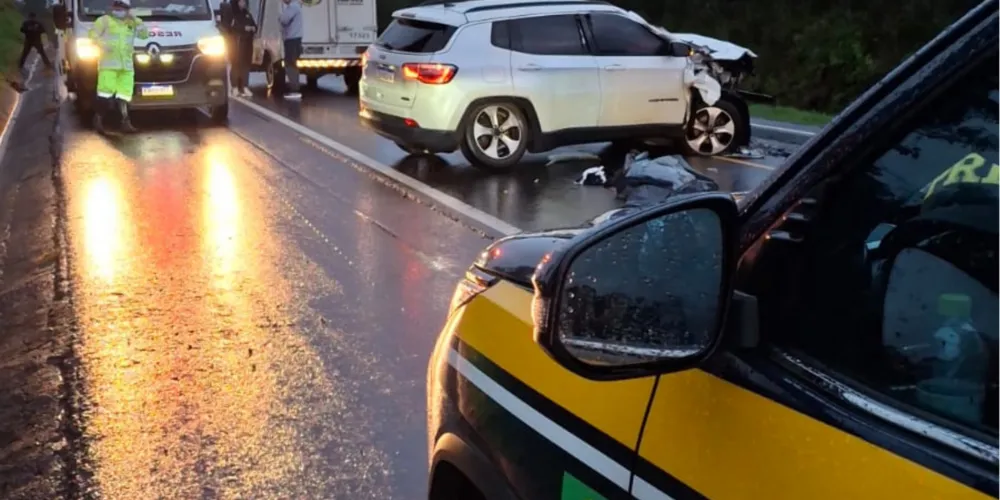 O acidente ocorreu na na madruada desta sábado (15) e envolveu um Jeep Compass, e um caminhão Mercedes-Benz