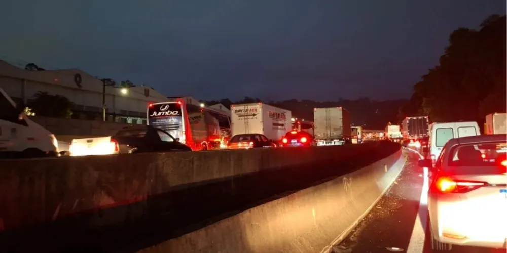 Na colisão, um carro chegou a capotar