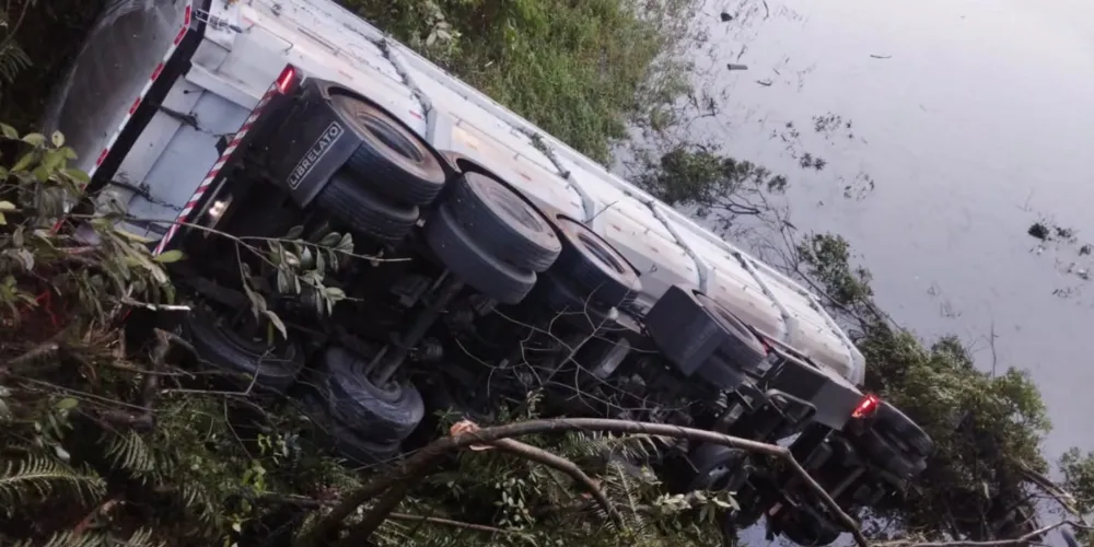 A cabine ficou completamente submersa, enquanto a carga permaneceu sobre o barranco, fora da água