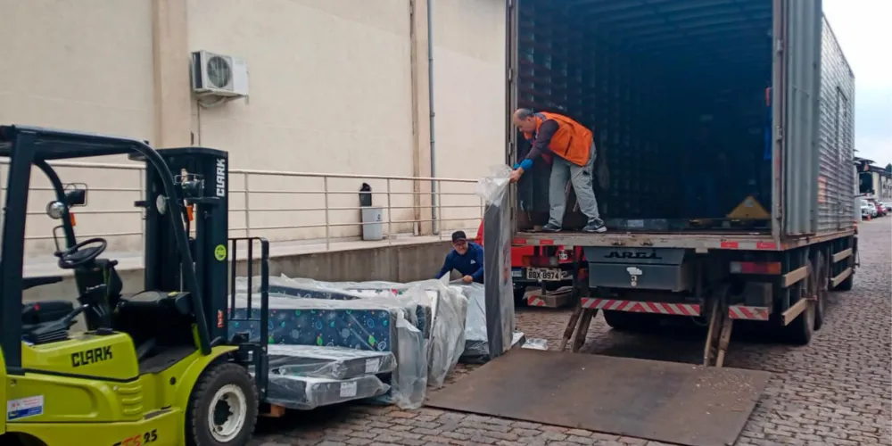 Na prática, a medida autoriza a dispensa de licitação para a compra de itens de ajuda humanitária, o restabelecimento de serviços essenciais e a execução de obras urgentes de reconstrução