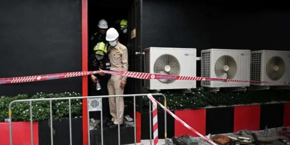 Policiais e equipes de resgate examinam o local após um incêndio no bar Rong Beer Na Lat Phrao, em Bangkok