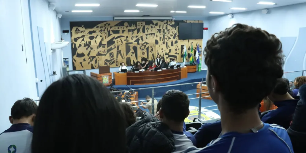 Ao longo da sessão, os vereadores jovens vivenciaram a dinâmica do processo legislativo, utilizando os instrumentos da comunicação parlamentar e debatendo propostas voltadas às demandas da comunidade ponta-grossense