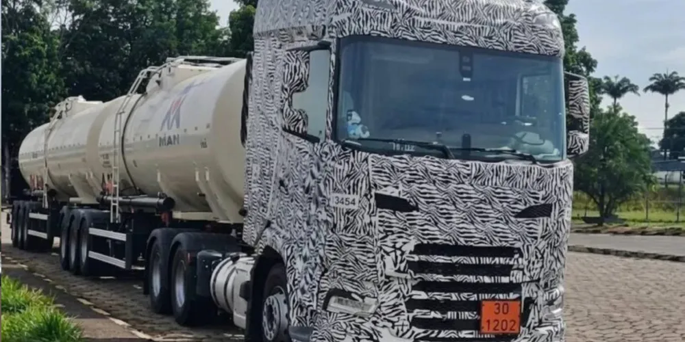 Um caminhão pesado totalmente camuflado foi flagrado durante testes com um semirreboque