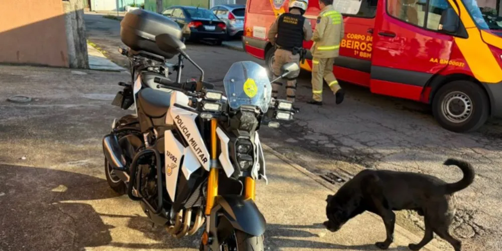 Equipes do Corpo de Bombeiros atenderam um idoso de 83 anos atropelado por um caminhão no quintal da própria residência, no bairro Cajuru, em Curitiba