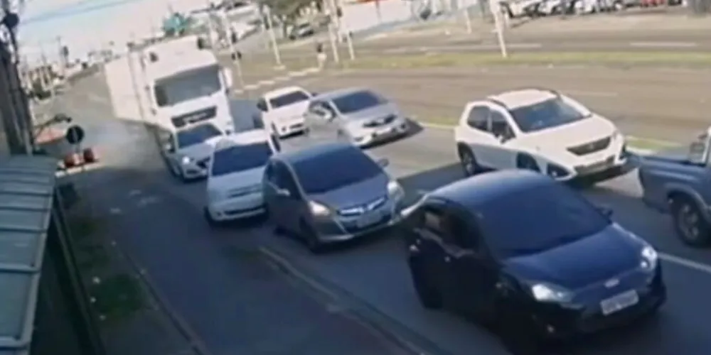 Veja momento em que caminhão desgovernado atinge carros em semáforo
