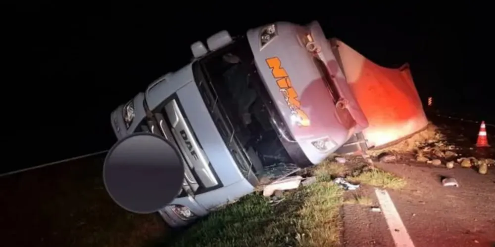 Caminhão DAF/XF 530, acoplado a um semirreboque Facchini