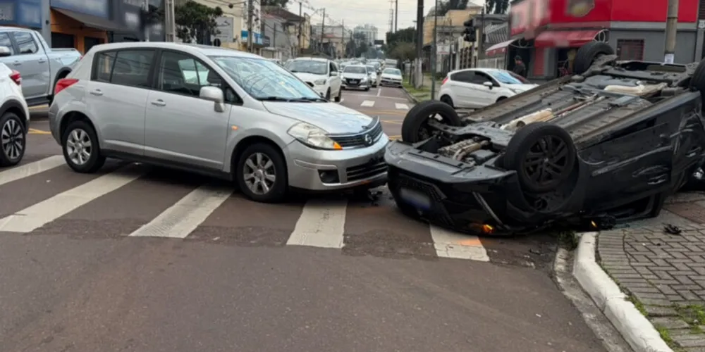 Os motoristas trafegavam pela Rua Brigadeiro Franco e, depois de uma mudança de faixa, bateram no cruzamento com a Rua Brasílio Itiberê