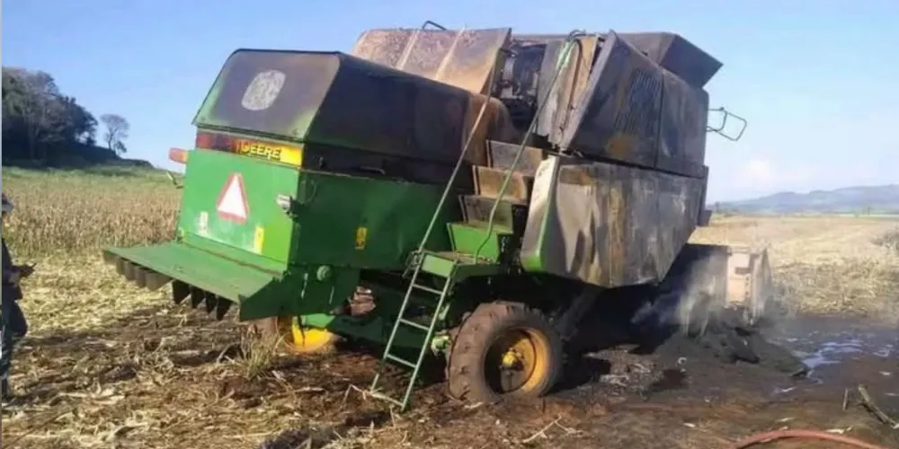 A máquina ficou completamente destruída pelas chamas