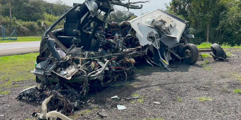 Destroços do acidente ainda estão no local