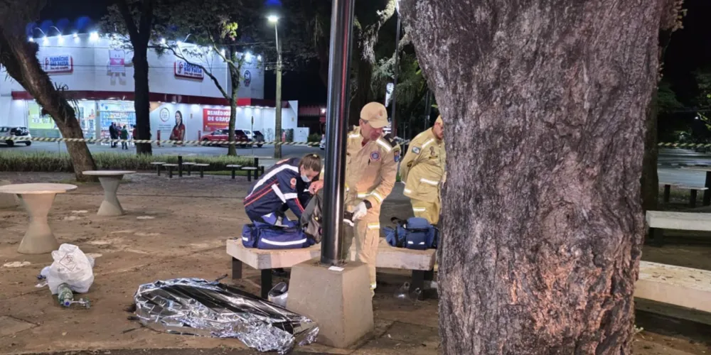 A motocicleta atravessou a rotatória e colidiu violentamente contra um banco e um poste de iluminação pública