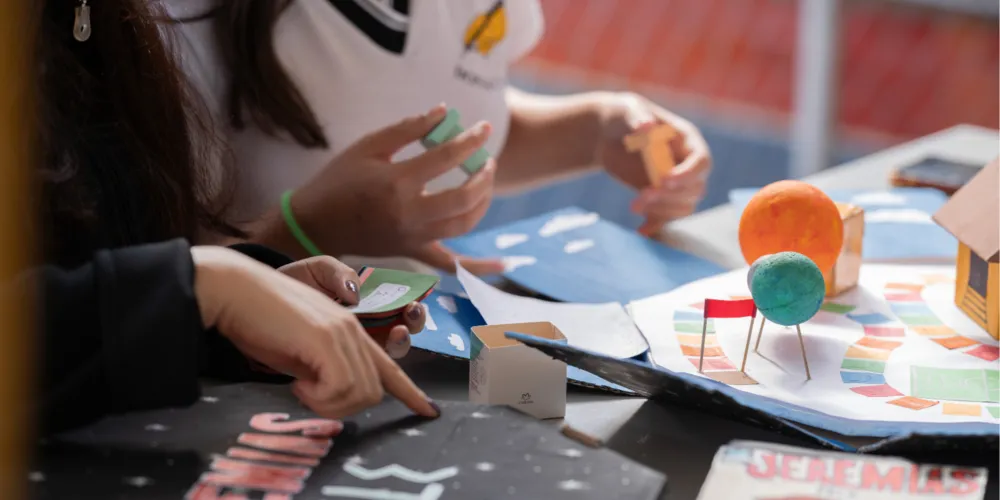 Entre 2005 e 2025, a distância entre as duas redes caiu 76,2% nos anos iniciais, 72,4% nos anos finais do Ensino Fundamental e 68% no Ensino Médio