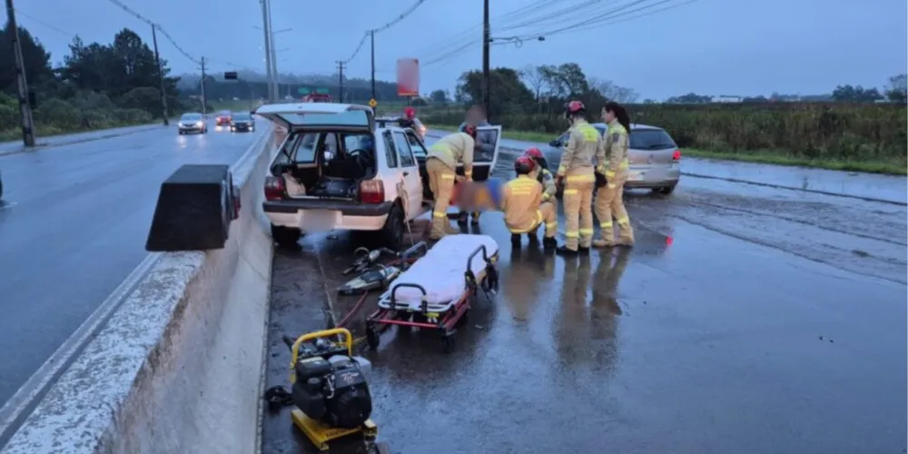 No resgate, foi necessário utilizar uma ferramenta de corte para abrir o automóvel e retirar a vítima