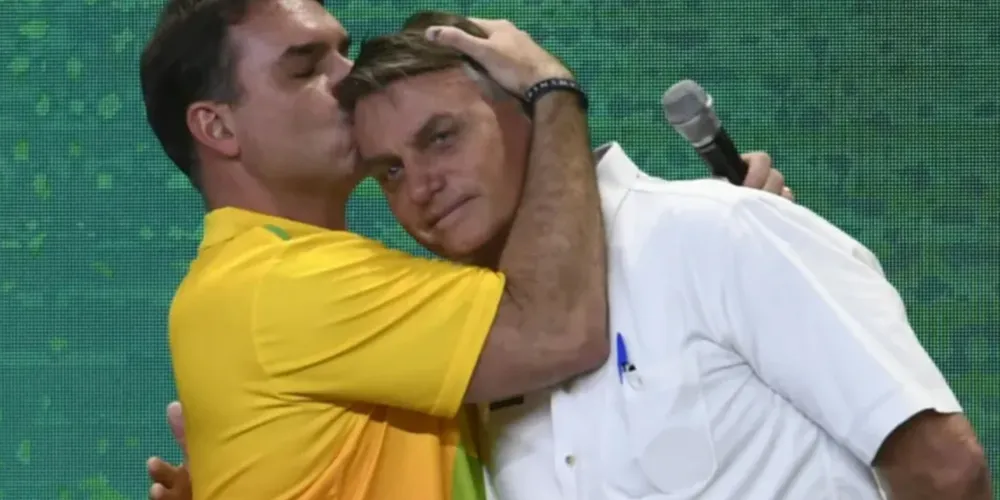 O senador Flávio Bolsonaro (PL) e o ex-presidente Jair Bolsonaro
