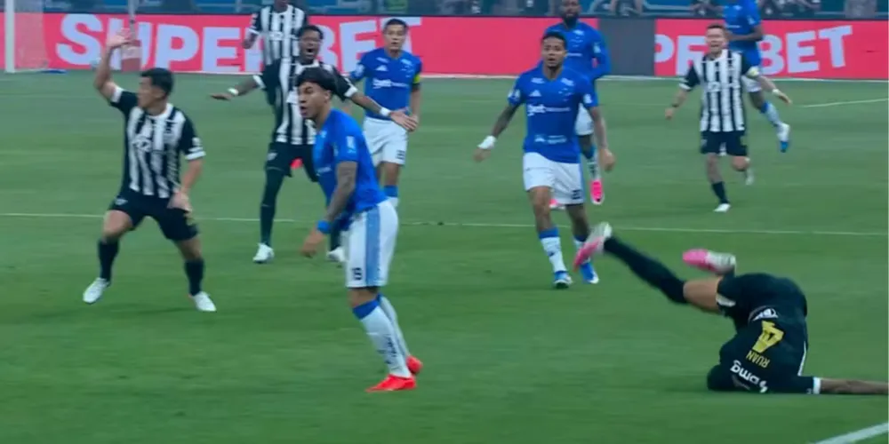 Ruan, do Atlético-MG, cai de mal jeito após encontrão com Kaio Jorge