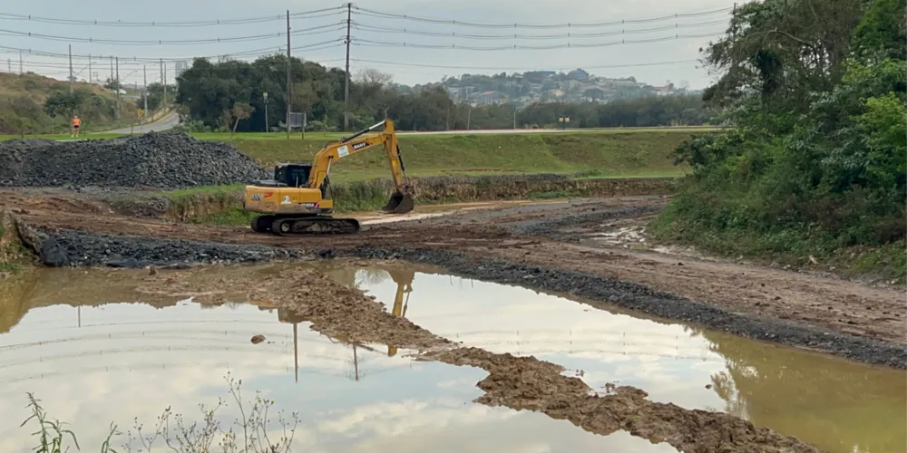 A obra de desassoreamento do Lago de Olarias se encontra na fase de retirada de terra