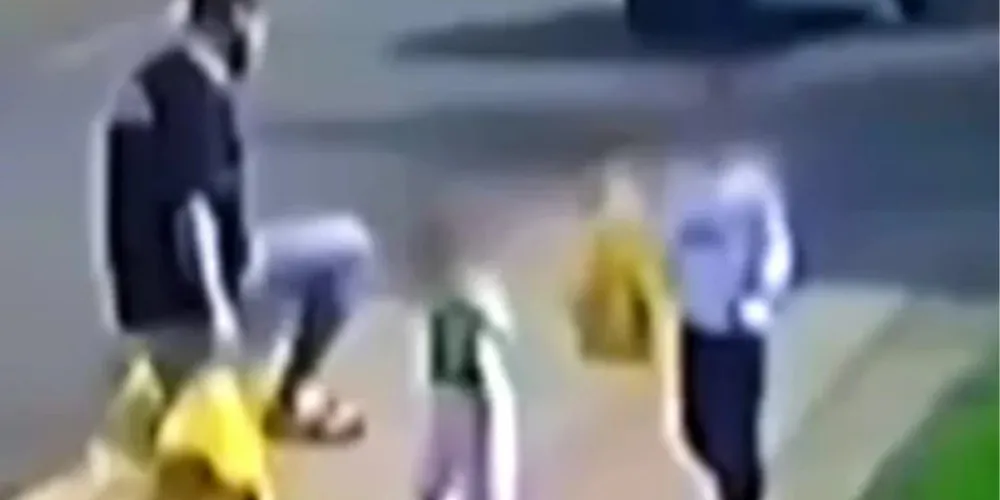 Ao negar as acusações, ele afirmou que o menino se machucou após cair de um sofá