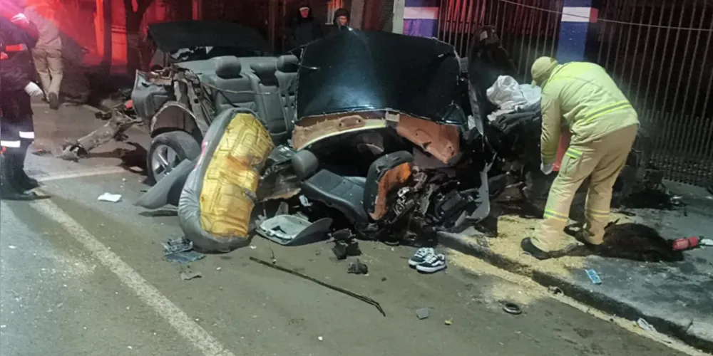 A colisão deixou o carro completamente destruído