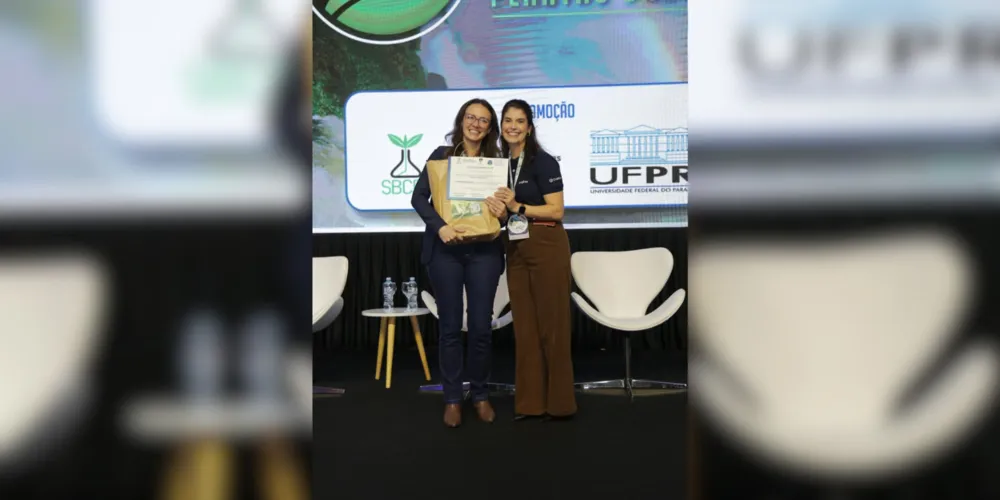 Professora colaboradora Marília Stroka Kremer, também doutoranda do Programa de Pós-Graduação em Agronomia da UEPG