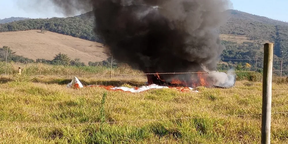 Aeronave caiu em uma área de mata