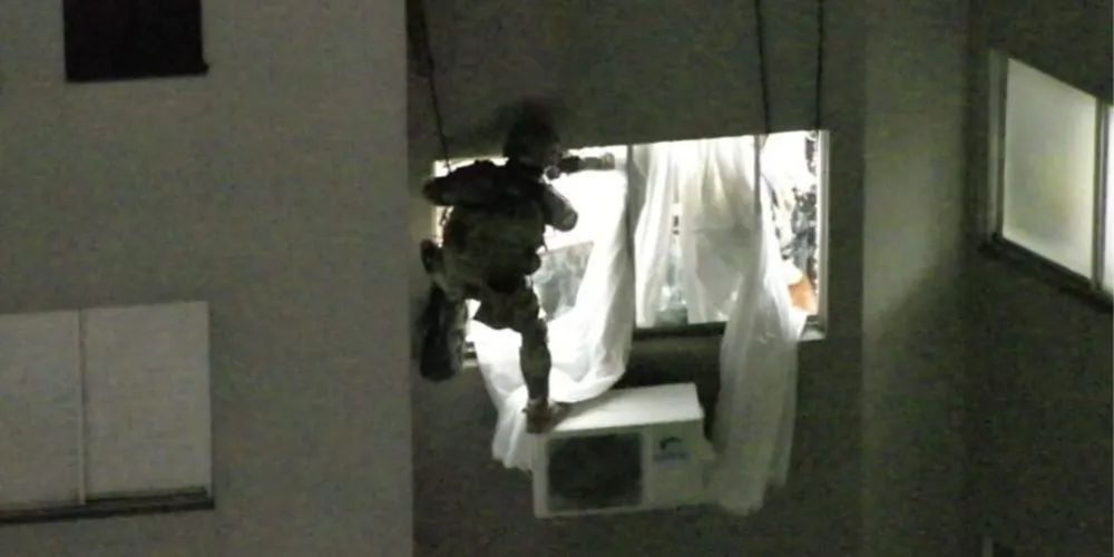 Após invadir o apartamento, os policiais utilizaram uma arma de incapacitação neuromuscular, conhecida como taser, para conter o homem