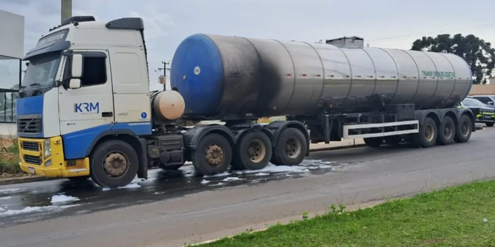 O condutor informou a equipe que ouviu o estouro de um pneu e parou na via para averiguar a situação, momento em que percebeu que havia iniciado o fogo