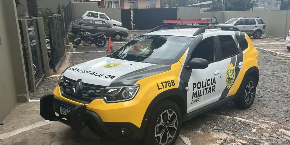 Os dois homens flagrados com as drogas foram encaminhados à delegacia