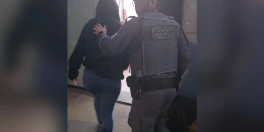 Filha de 23 anos tenta matar pai com copo de vidro e facadas
