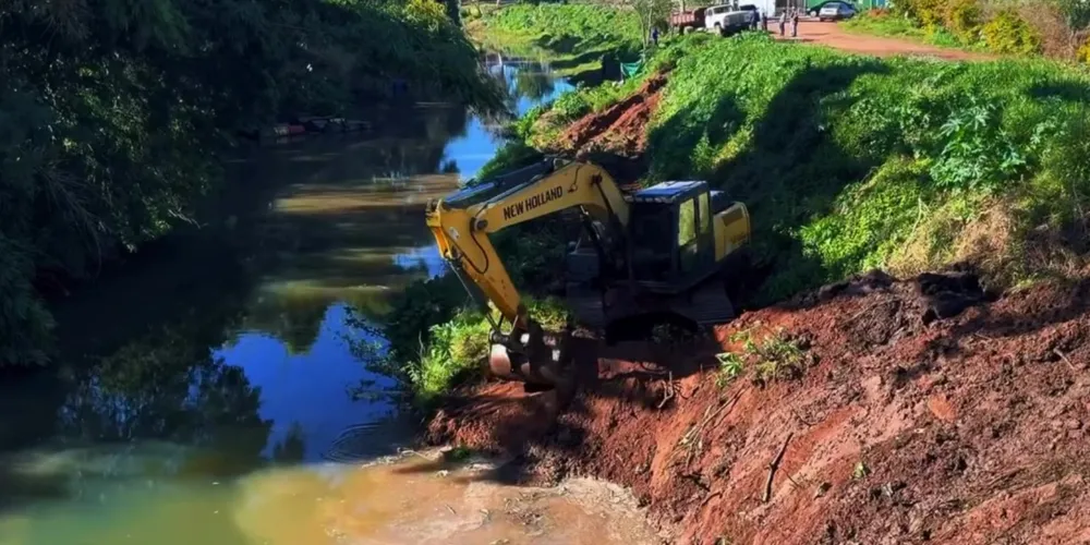 Duas frentes de trabalho atuam simultaneamente para recuperar o leito do Capivari