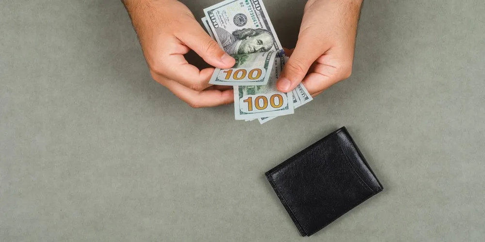 No interior do objeto estavam documentos estrangeiros e a quantia de US$ 1 mil