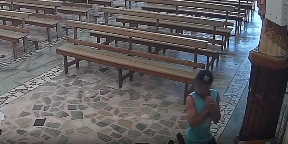 A ação foi registrada pelas câmeras de segurança da igreja