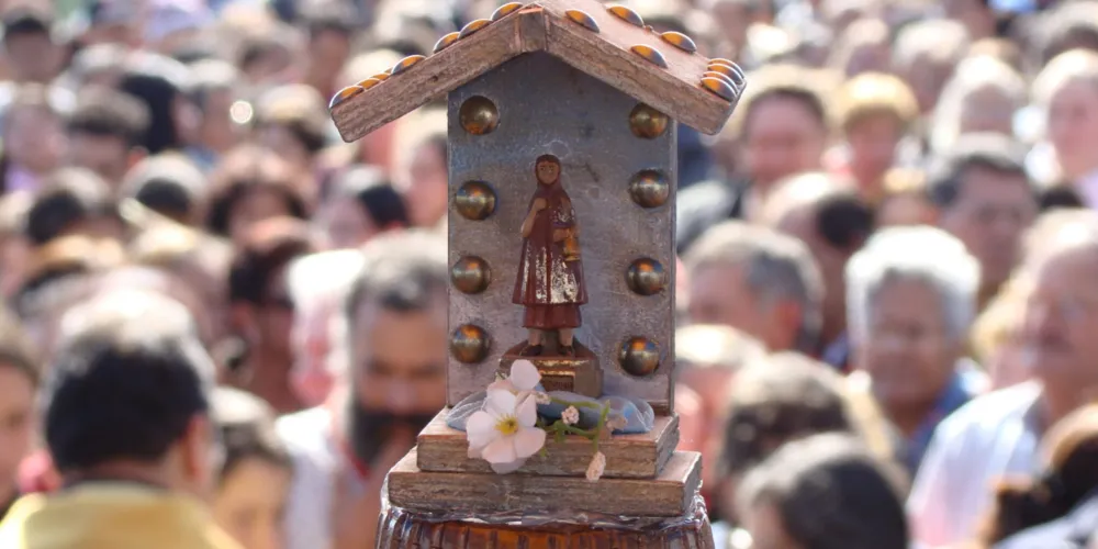 A abertura acontece na sexta-feira (24), às 19 horas, com Santa Miss
