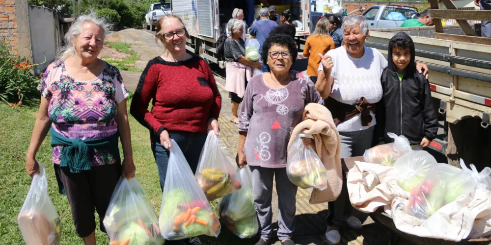 Programa realiza novas etapas nas sextas-feiras, incentivando a reciclagem e a troca de materiais por kits de alimentos produzidos por agricultores do município