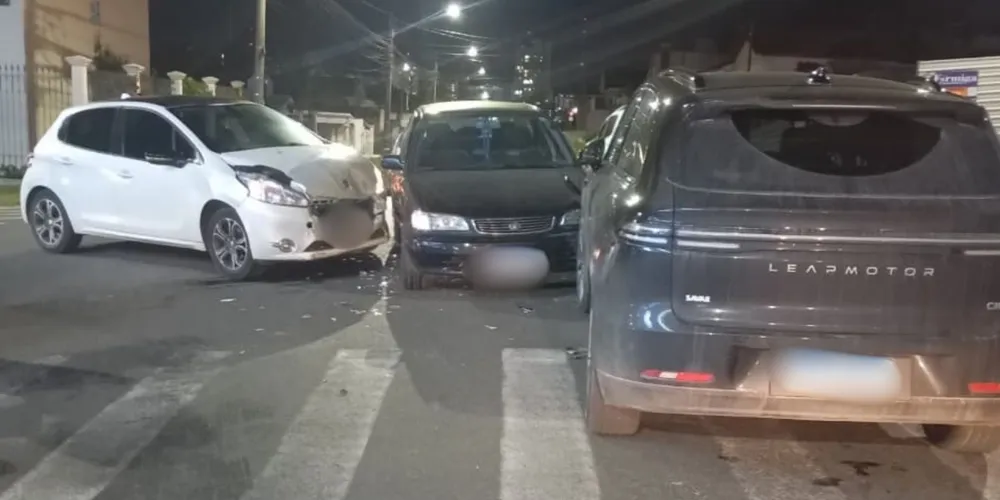 Imagem ilustrativa da imagem Motorista avança preferencial e causa acidente com três carros em PG