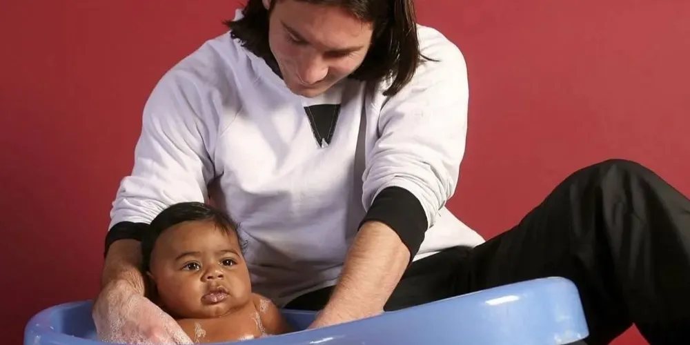 Lionel Messi ao lado de Lamine Yamal bebê