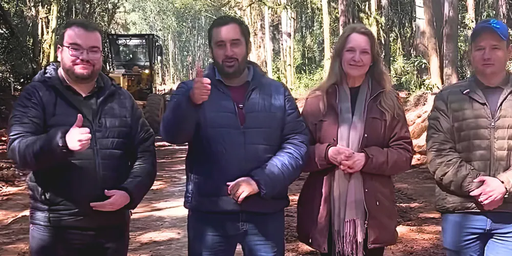 Lideranças municipais estiveram no local das obras para acompanhar o início dos trabalhos