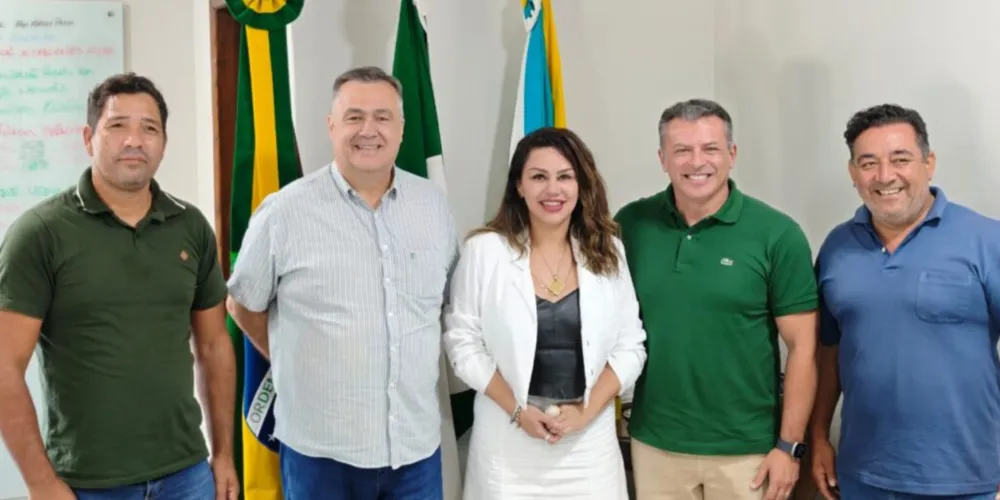 Beto Preto, Dayane Sovinski e demais representantes da Prefeitura de Imbaú
