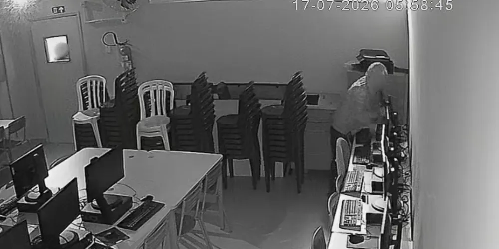Câmeras de segurança registraram o momento em que um rapaz invade uma sala de computadores