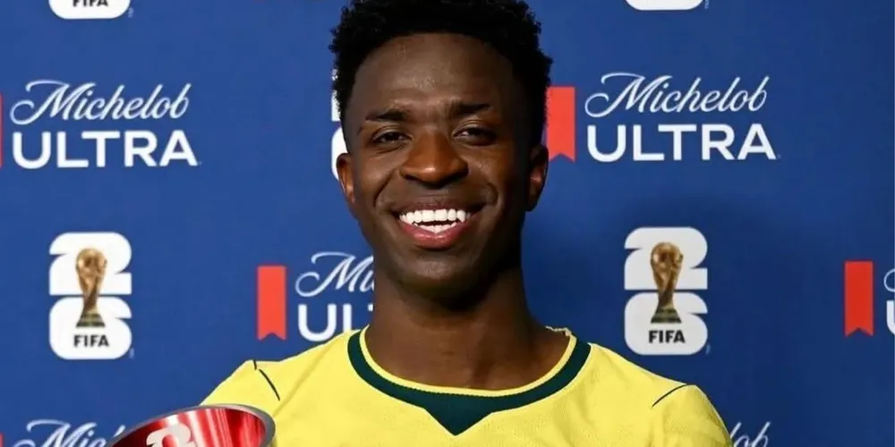 Vini Jr. com o prêmio de melhor em campo no jogo entre Brasil e Escócia, pela Copa do Mundo